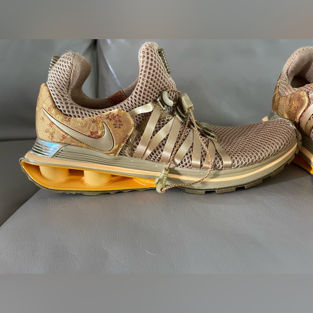Nike women’s metallic shox gravity, size 7.5